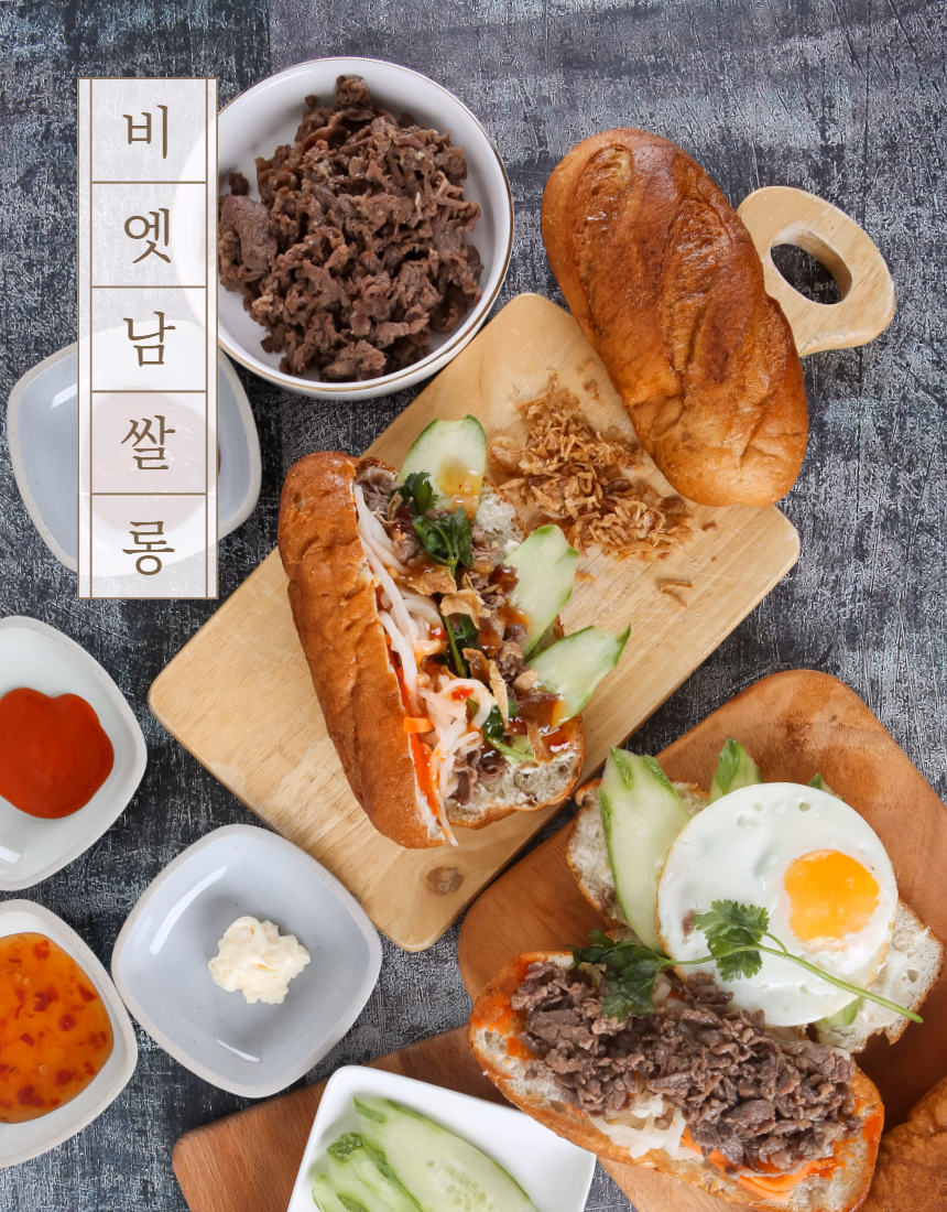 마라떡볶이 사선 클로즈업 — 기름 윤기와 팔각 소품