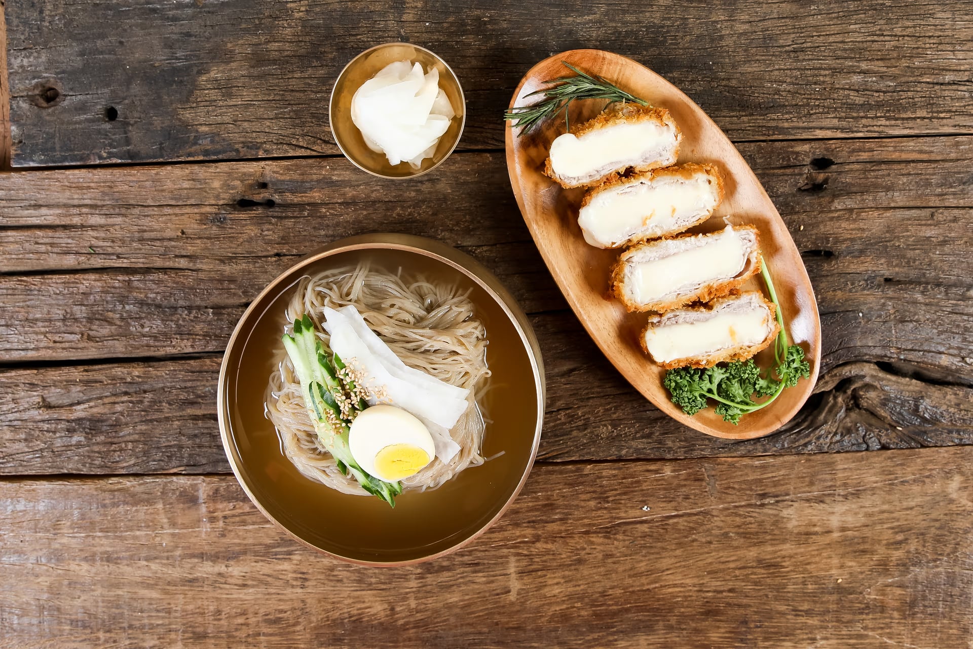 시장버거 대표 컷 - 양배추 볼륨과 패티 두께 표현