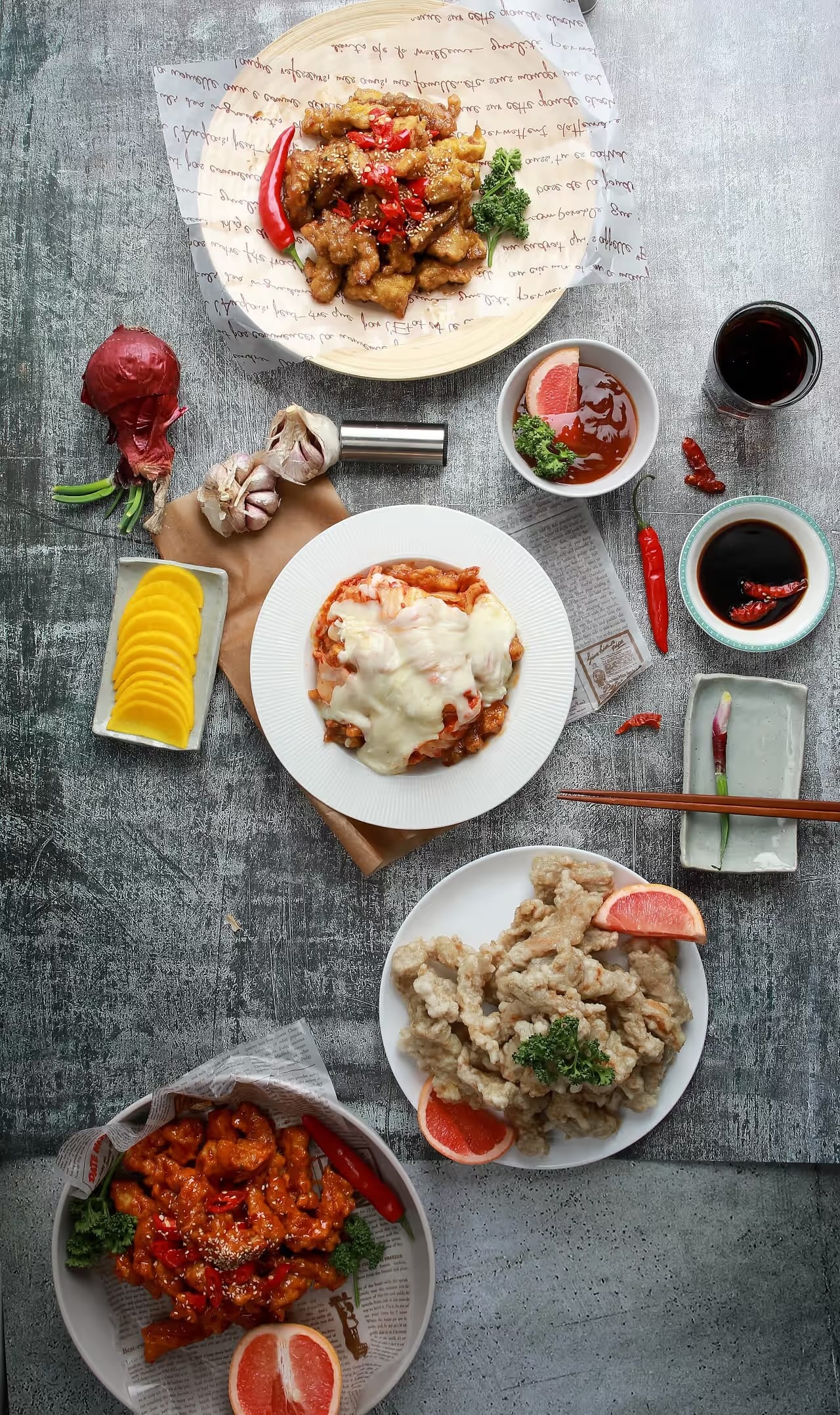 바비큐치킨 대표 컷 - 소스 윤기와 닭껍질 결 강조