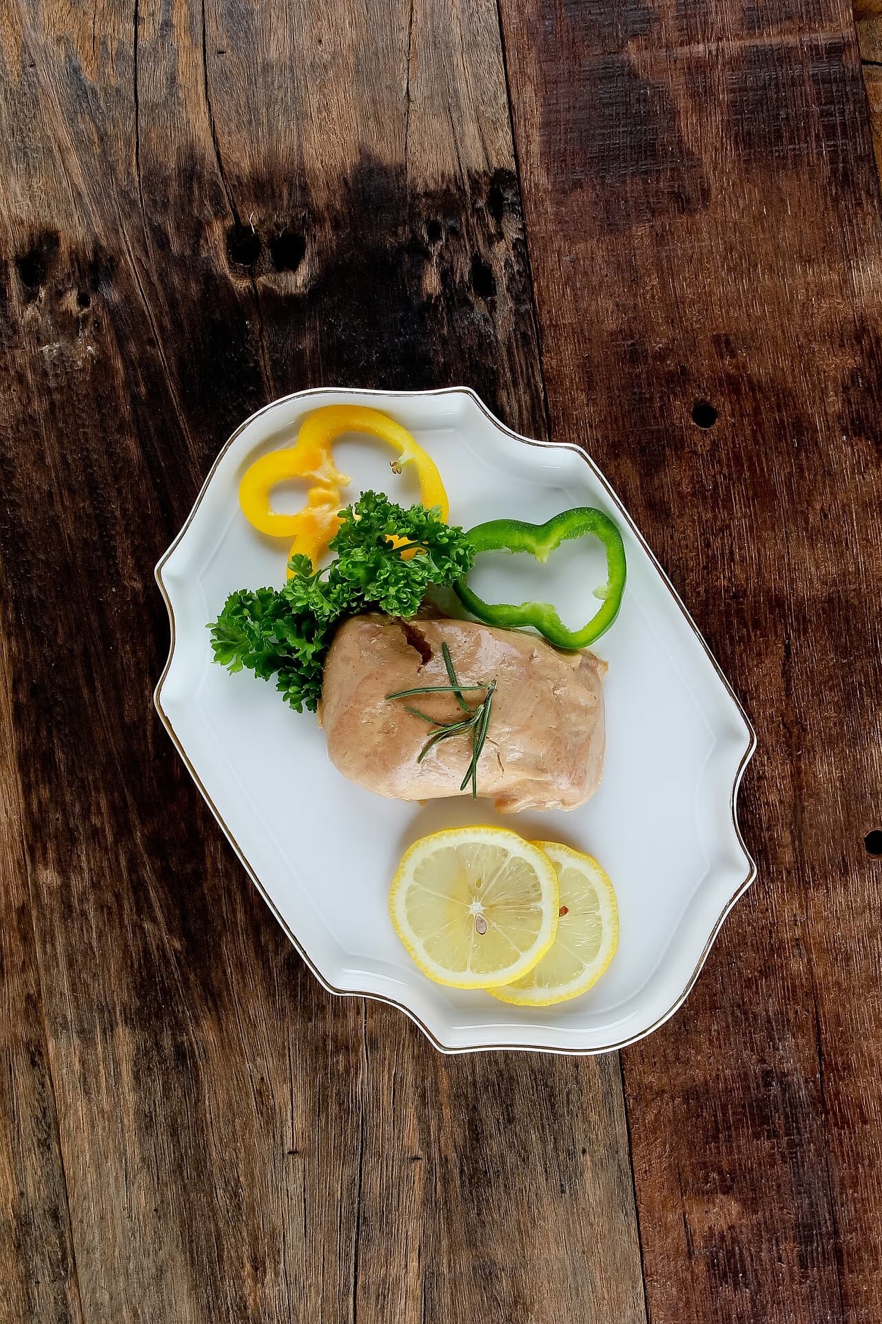 가슴살샐러드 구성 컷 - 채소 신선도와 단백질 비율 표현