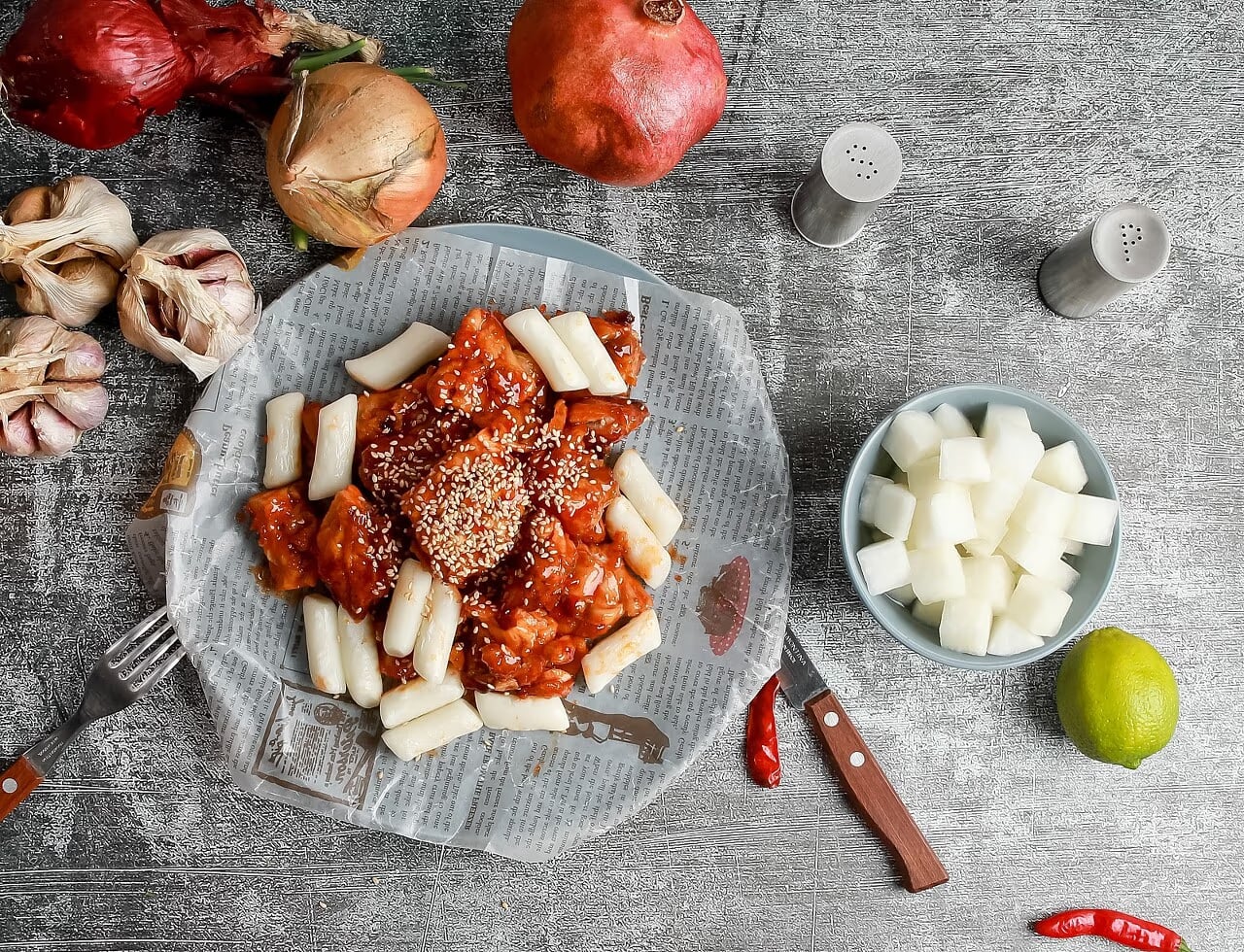 배달 패키지 동시 노출 컷 - 용기·라벨·메뉴 확인