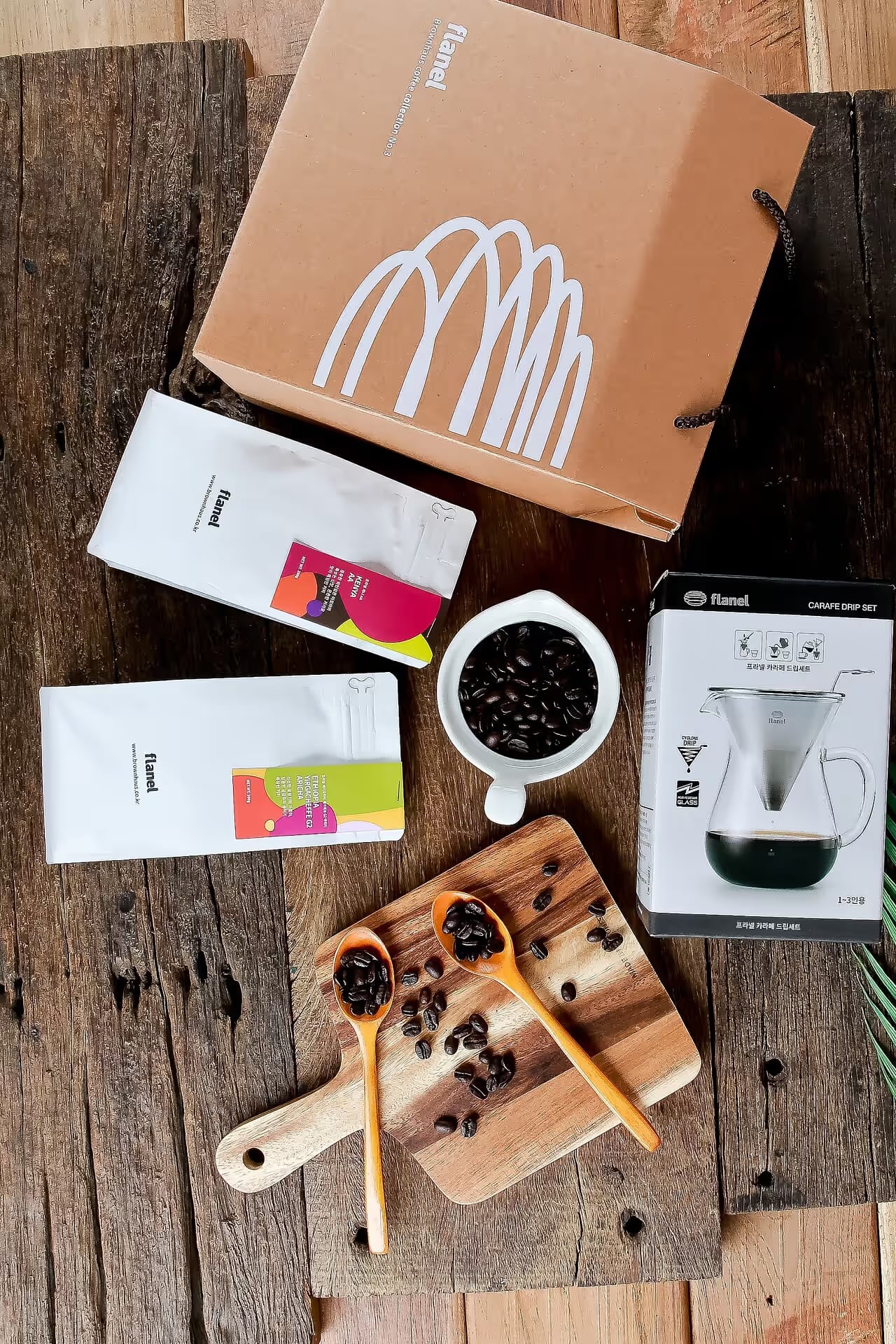 원두커피 대표 컷 - 원두 결와 패키지 균형 표현