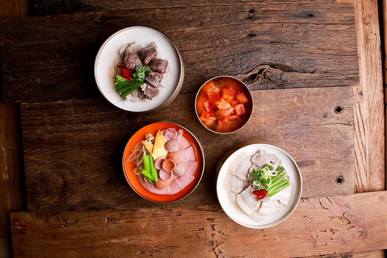 국밥 고명 클로즈업 컷 - 대파·고춧가루 배치 정리