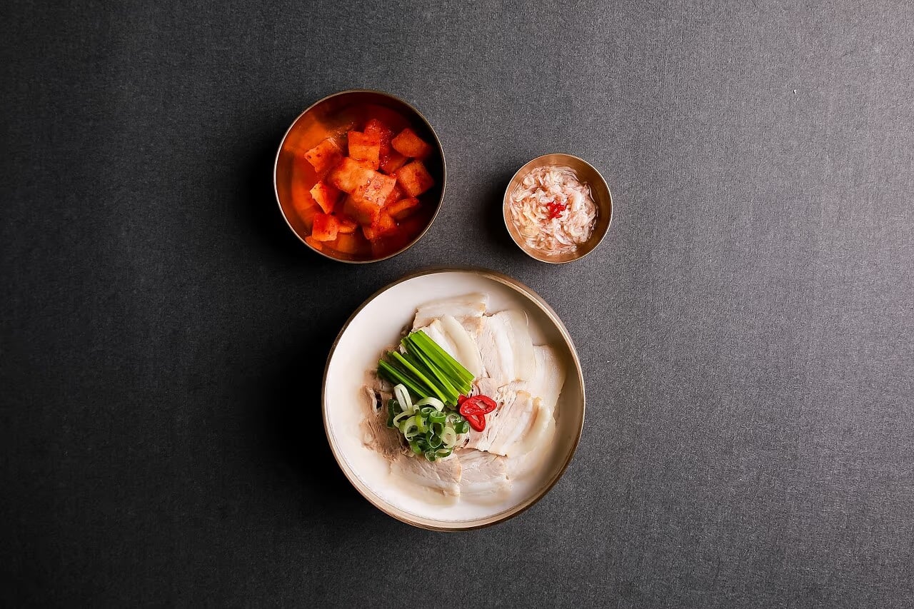 샵인샵 돼지국밥 대표 컷 - 기존 브랜드 톤 매칭