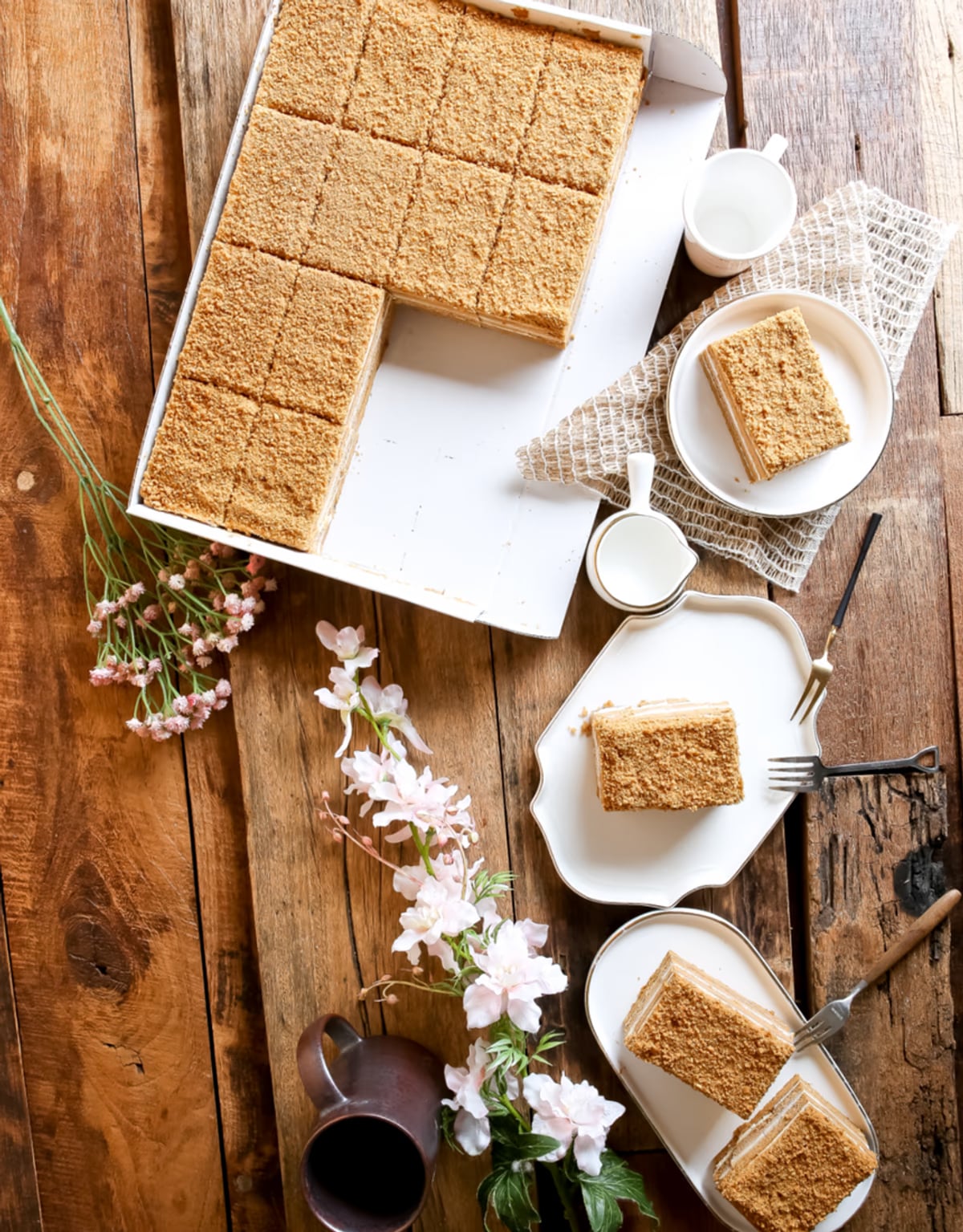 카페 음료 클로즈업 — 얼음 결정과 결로 표현