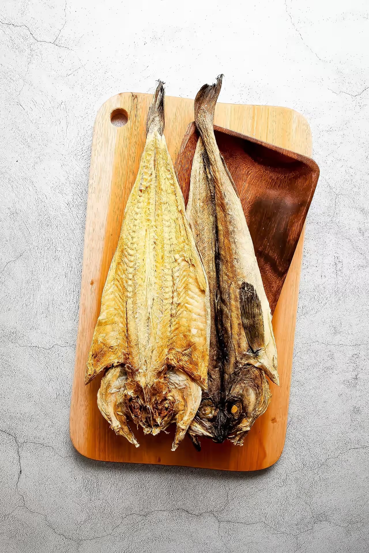 황태 주먹밥 컷 - 손 크기 대비로 크기감 전달