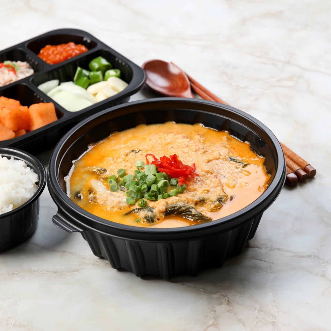 국밥 클로즈업 - 고명과 국물 색 디테일 표현