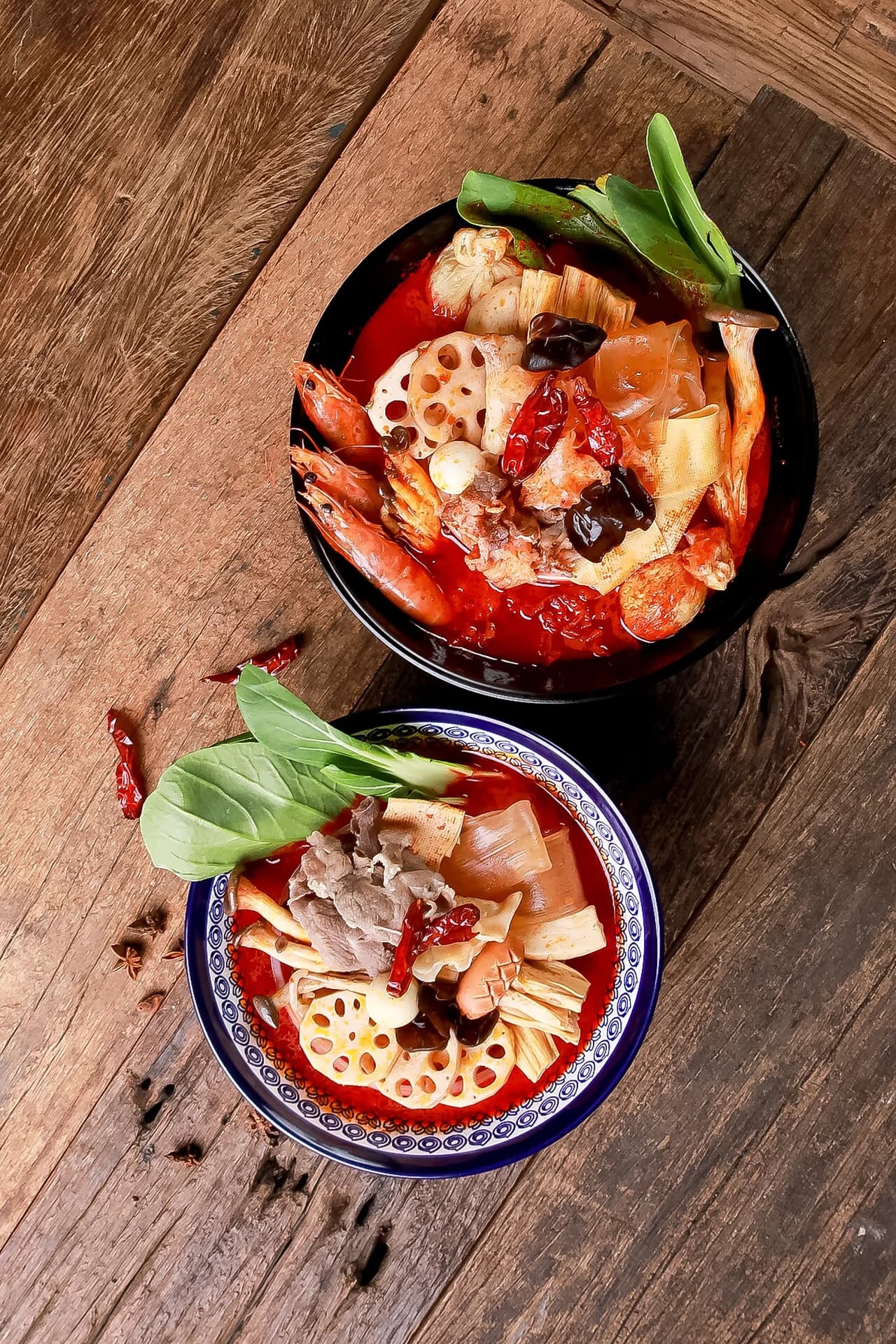 마라탕 대표 컷 - 빨간 국물 색층 분리