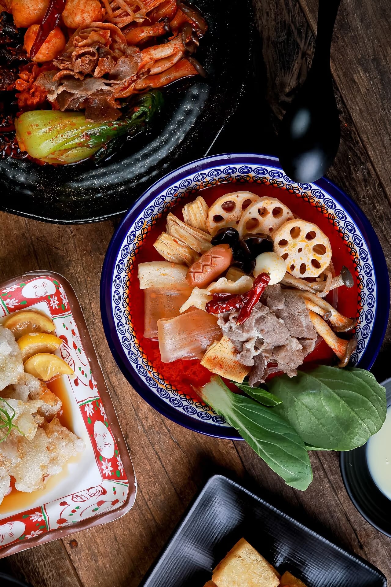 마라탕 탑뷰 컷 - 토핑 다양성 안내