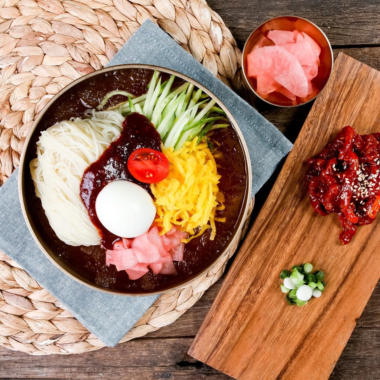 비빔냉면 클로즈업 컷 - 양념 점도와 고명 대비