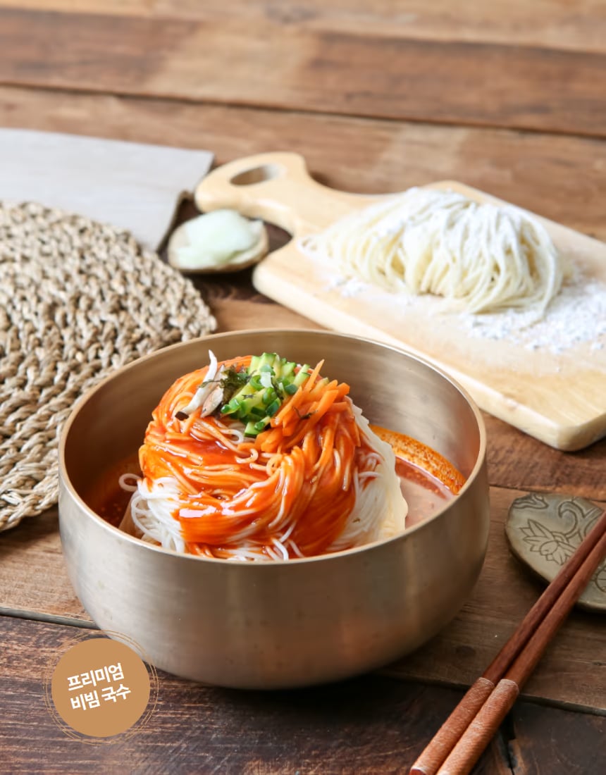 들기름막국수 대표 컷 - 면 결 중심 구성