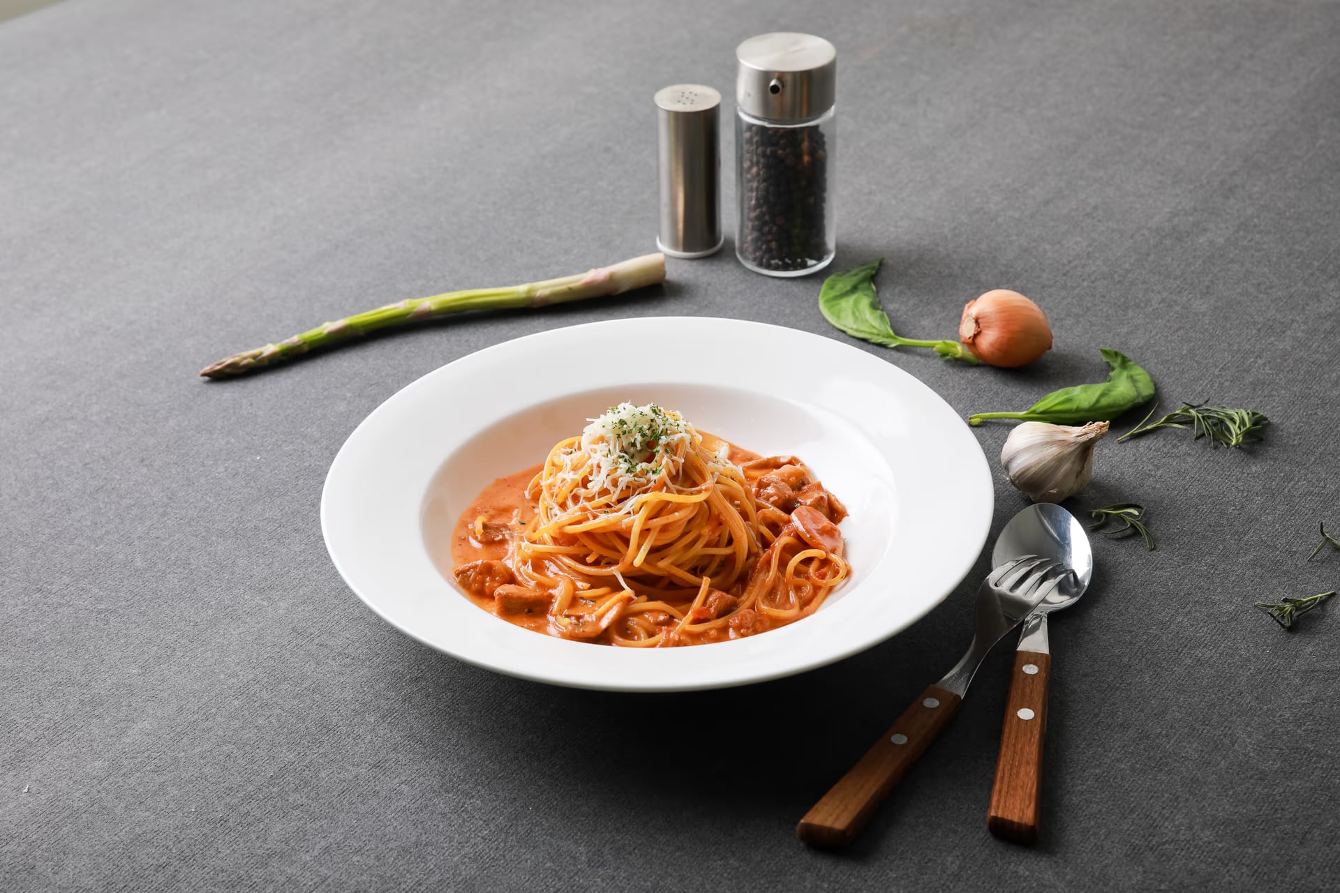 레스토랑 무드 컷 - 와인잔과 바질 소품 연출