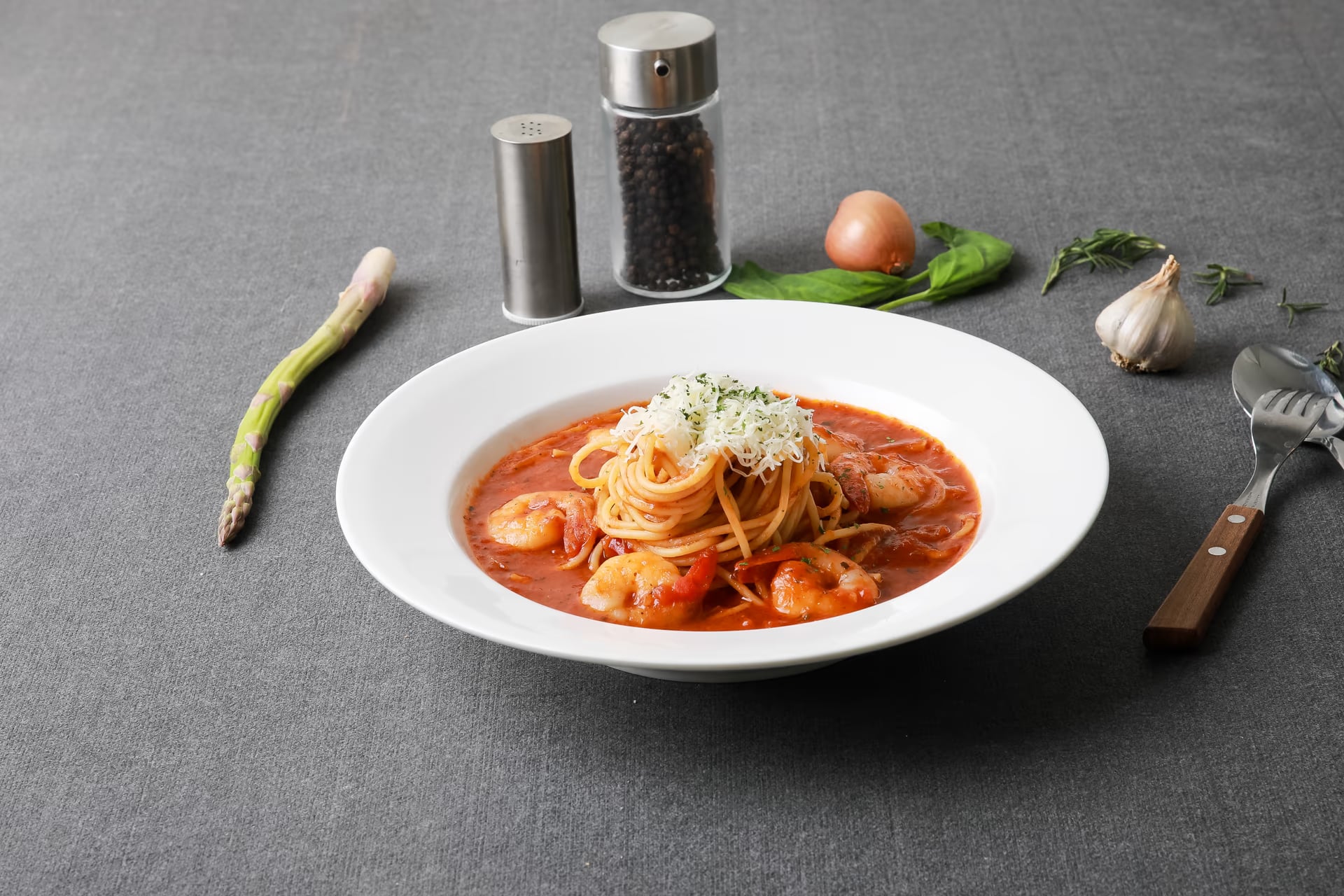 파마산 토핑 순간 컷 - 마무리 동작 포착