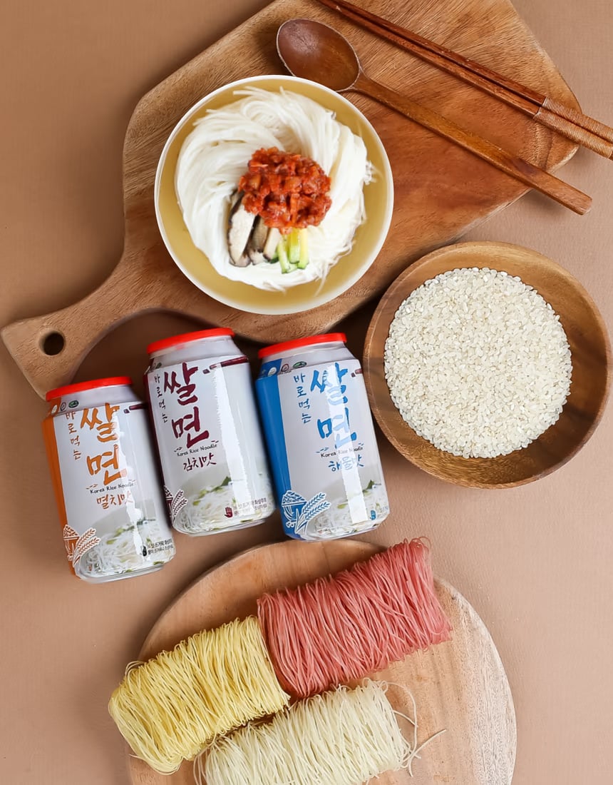 퓨전 쌀국수 국밥 대표 컷 - 맑은 육수와 고명 균형 표현