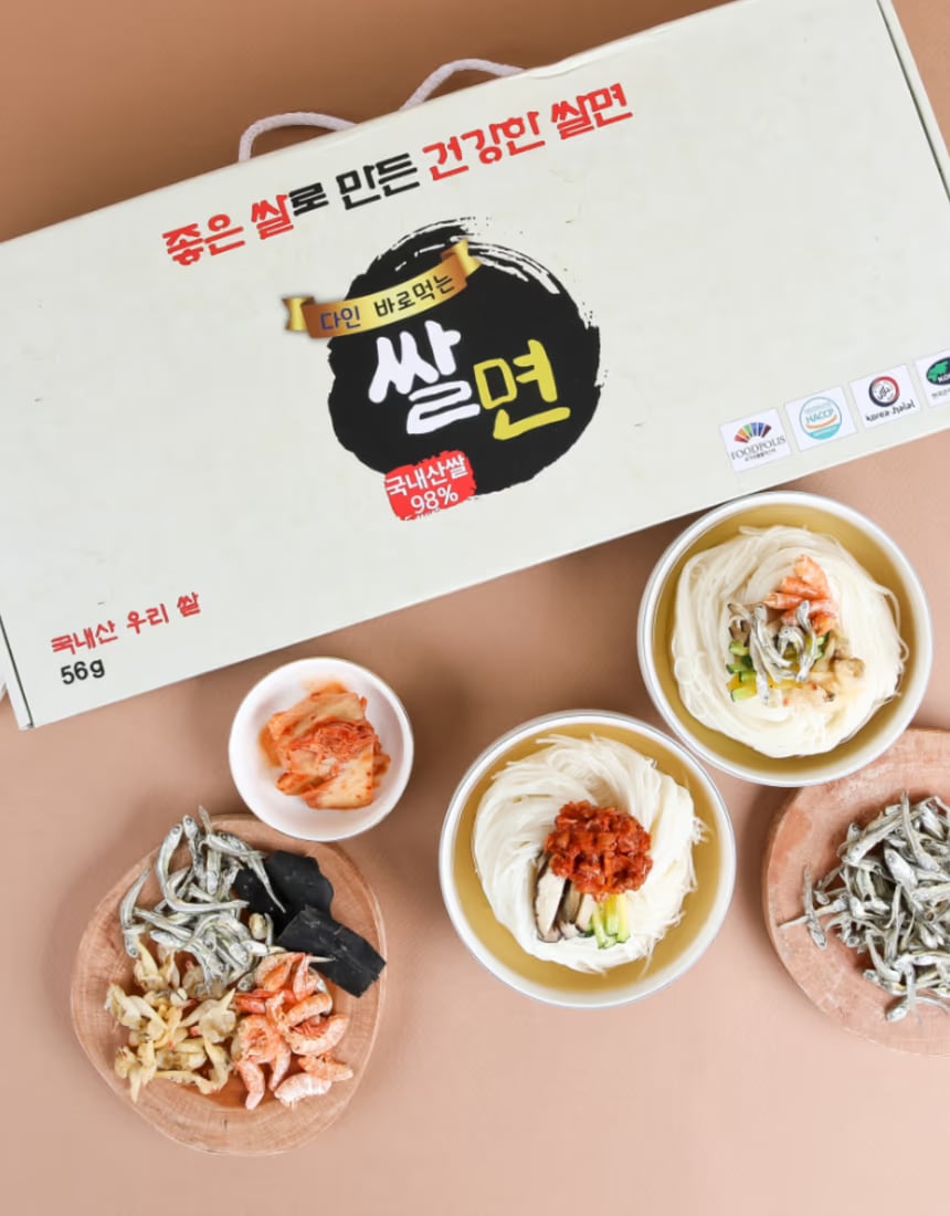 국물 클로즈업 컷 - 기름막과 향신료 농도 표현