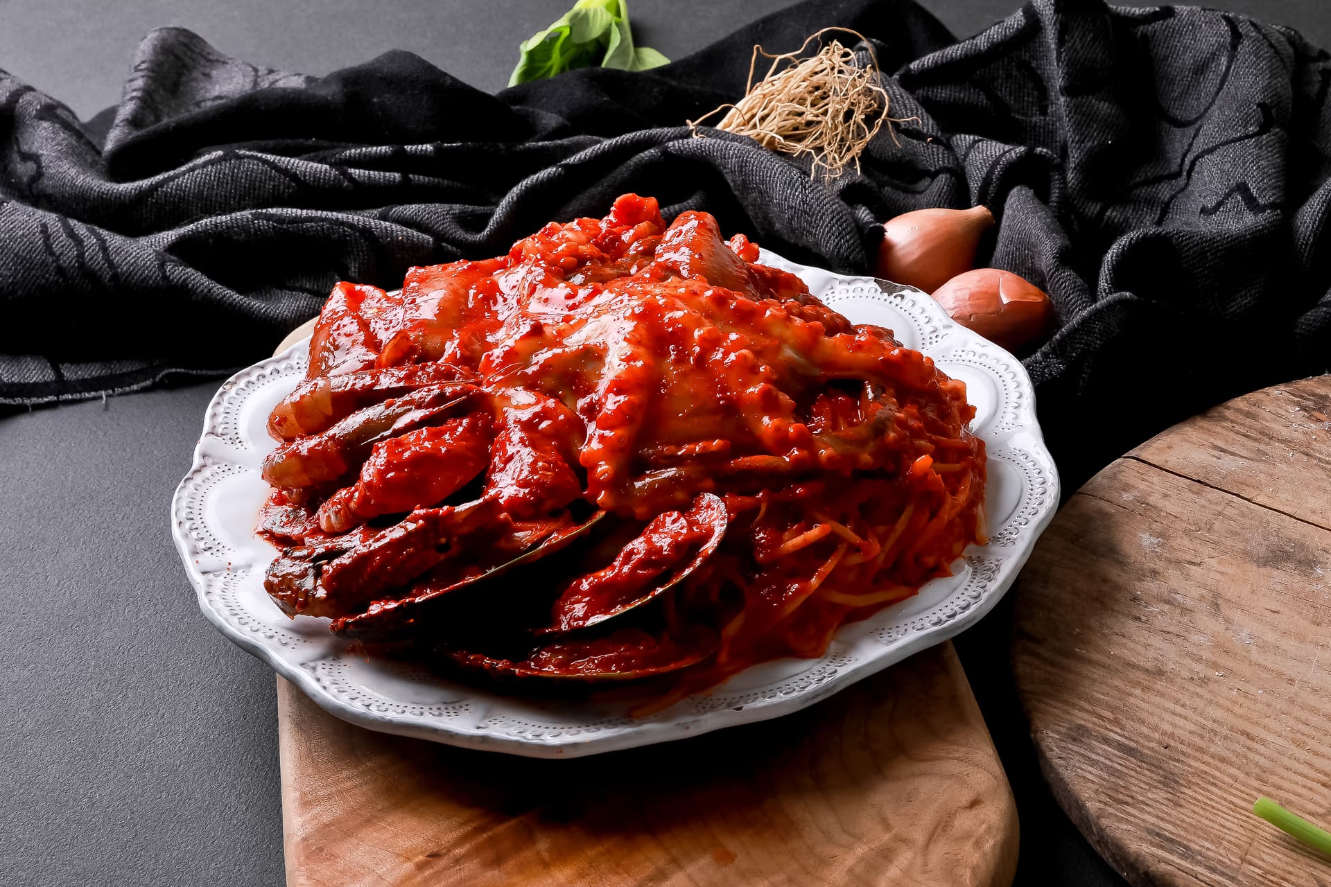 타이거새우 대표 컷 - 크기감과 표면 광택 표현