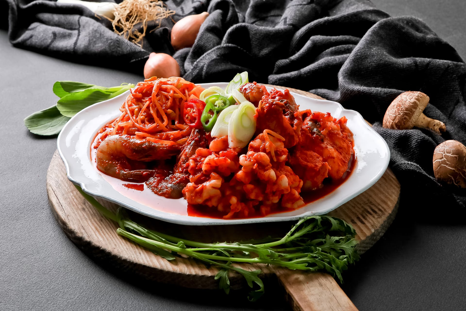 수산물 원물 배치 컷 - 얼음 위 진열 연출