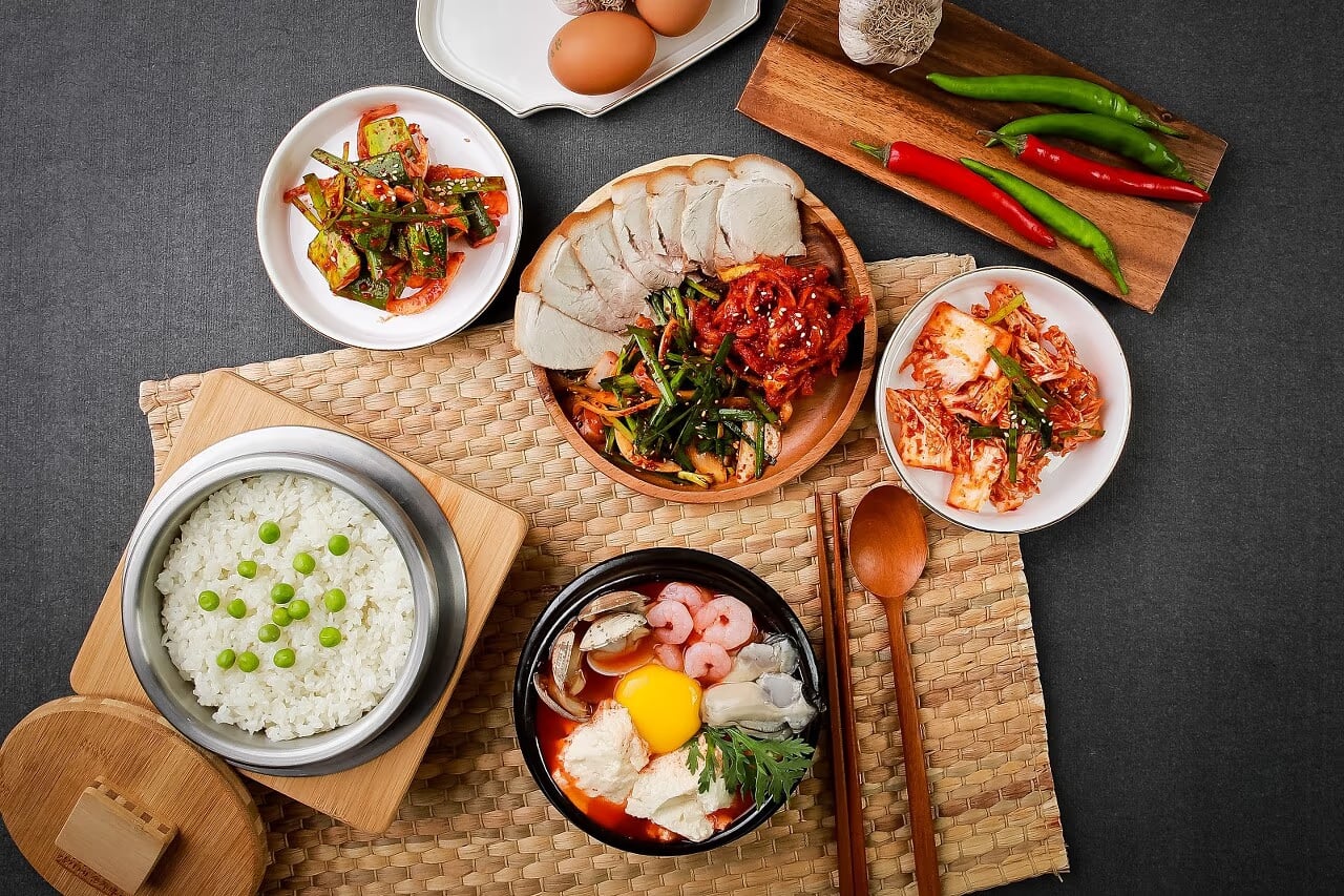 순두부+제육 세트 컷 - 매운맛 라인업 전달