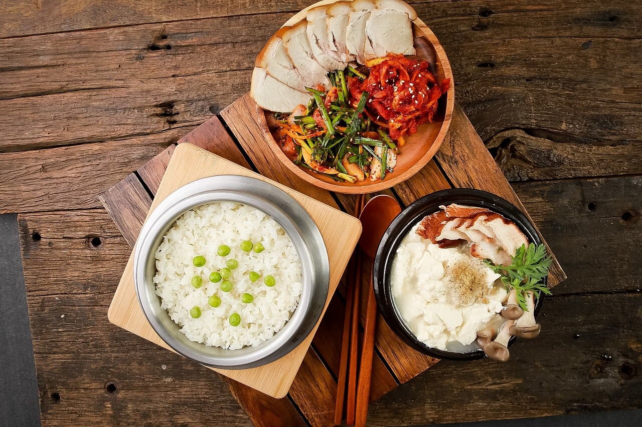 두부튀김 단품 컷 - 바삭한 표면 질감 표현