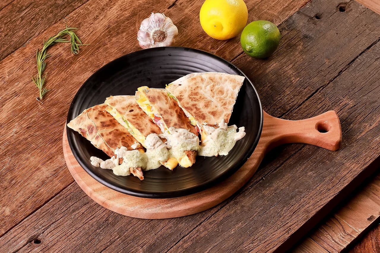 브리또 단면 컷 - 밥·고기·콩·소스 레이어 표현