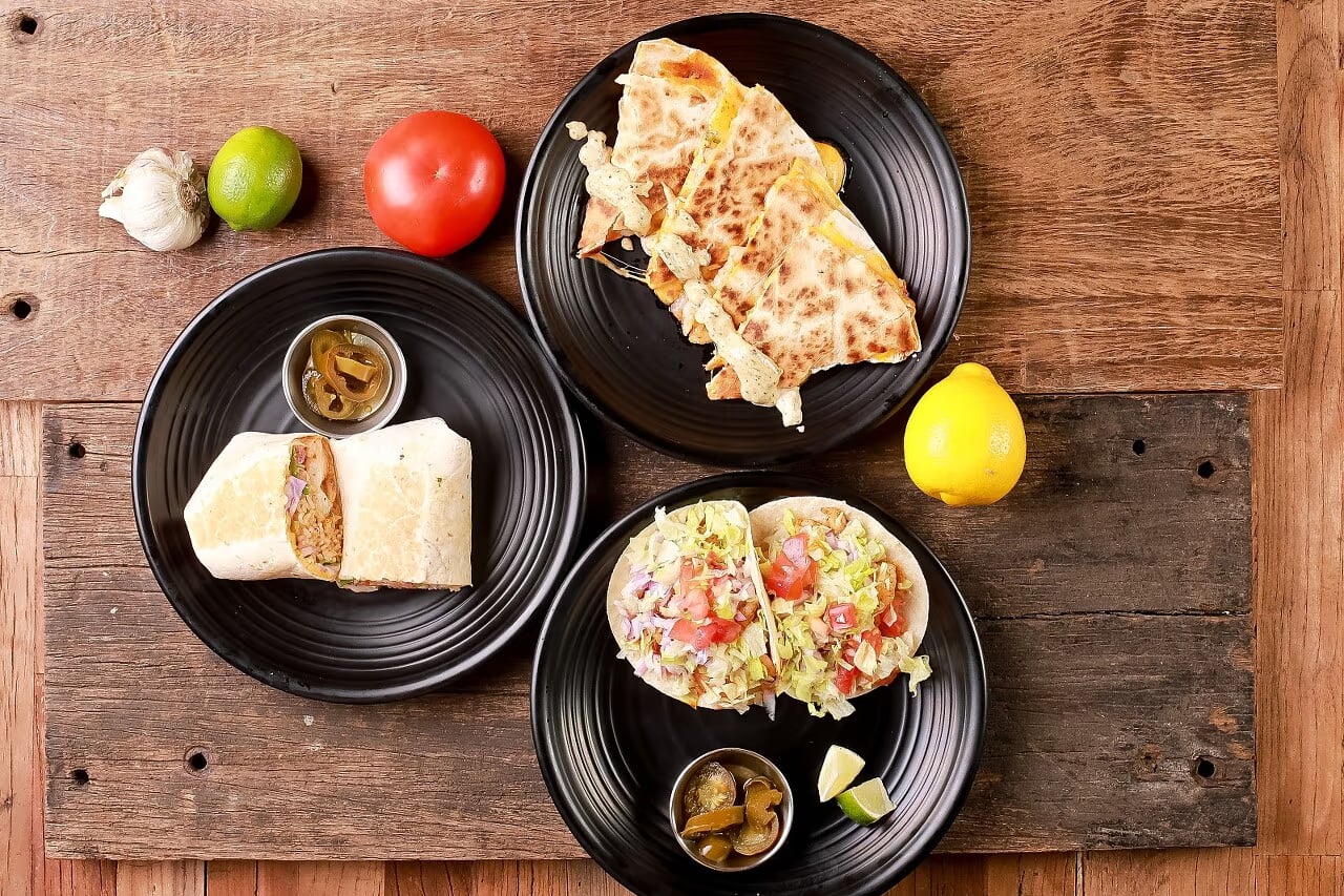 살사 3종 구성 컷 - 토마토·그린·크림 소스 색 대비