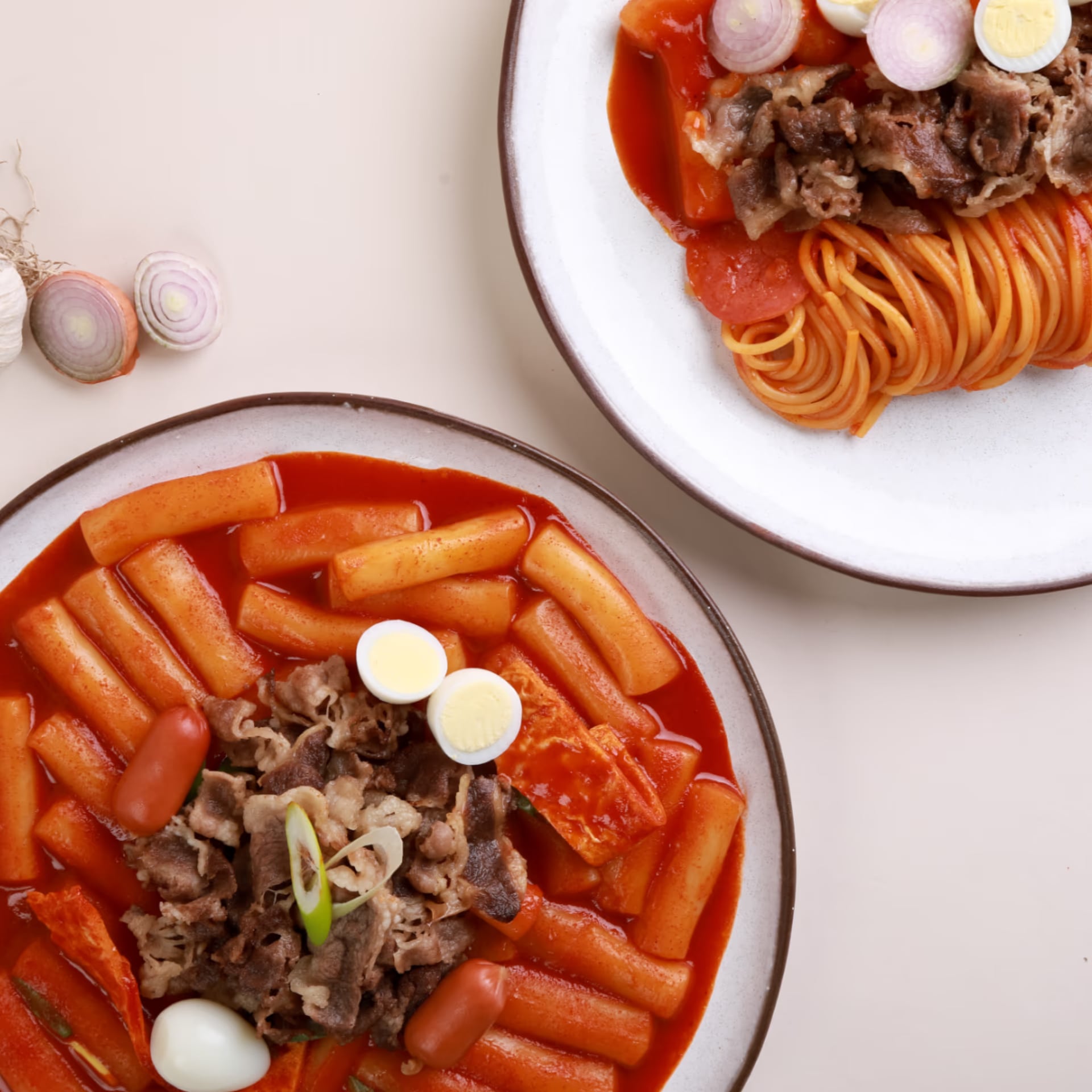 떡볶이 메인 컷 - 정사각형 탑뷰로 재료 구분을 강조