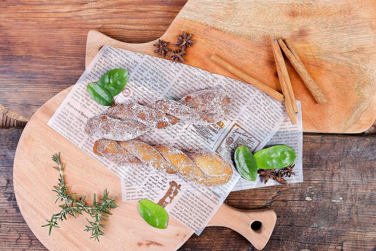 시그니처 꽈배기 대표 컷 - 설탕 코팅 질감 강조