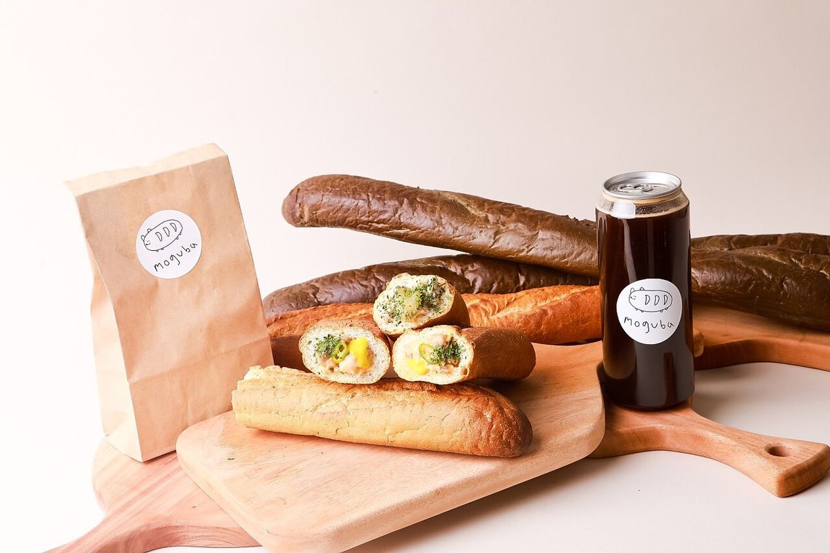 바게뜨 샌드위치와 모구바 브랜드 봉투, 음료