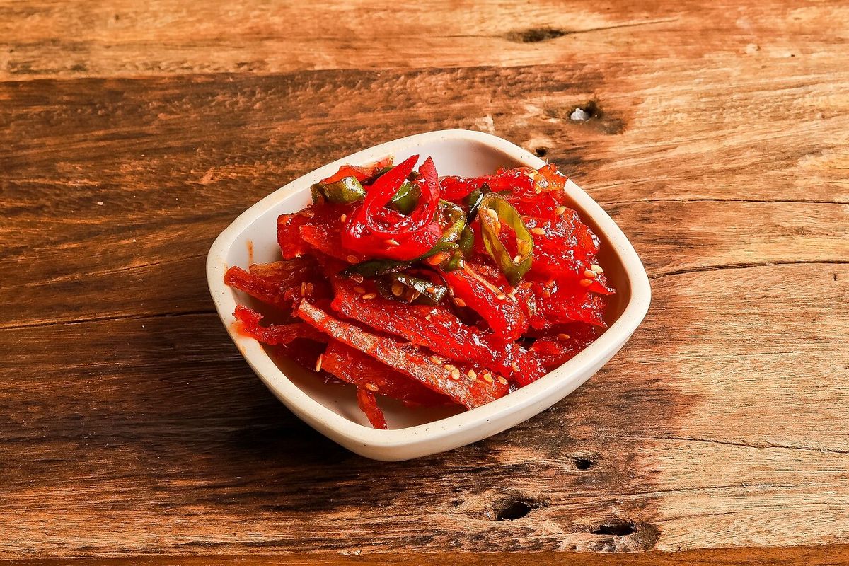 원목 테이블 위의 북엇국과 반찬 — 따뜻한 분위기