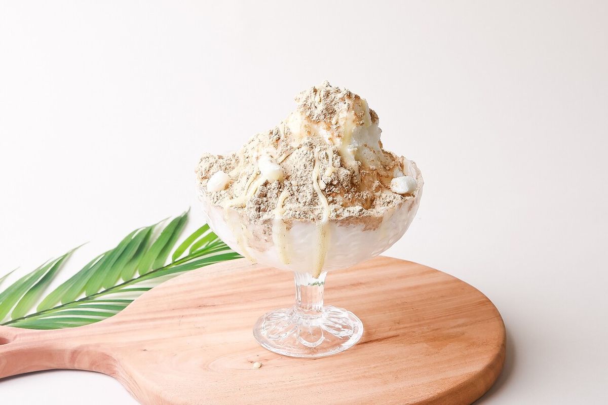 인절미 빙수 단독 컷, 나무도마 위 유리 잔, 야자잎