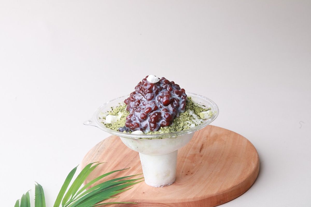 녹차 팥빙수, 녹색 가루와 팥 토핑