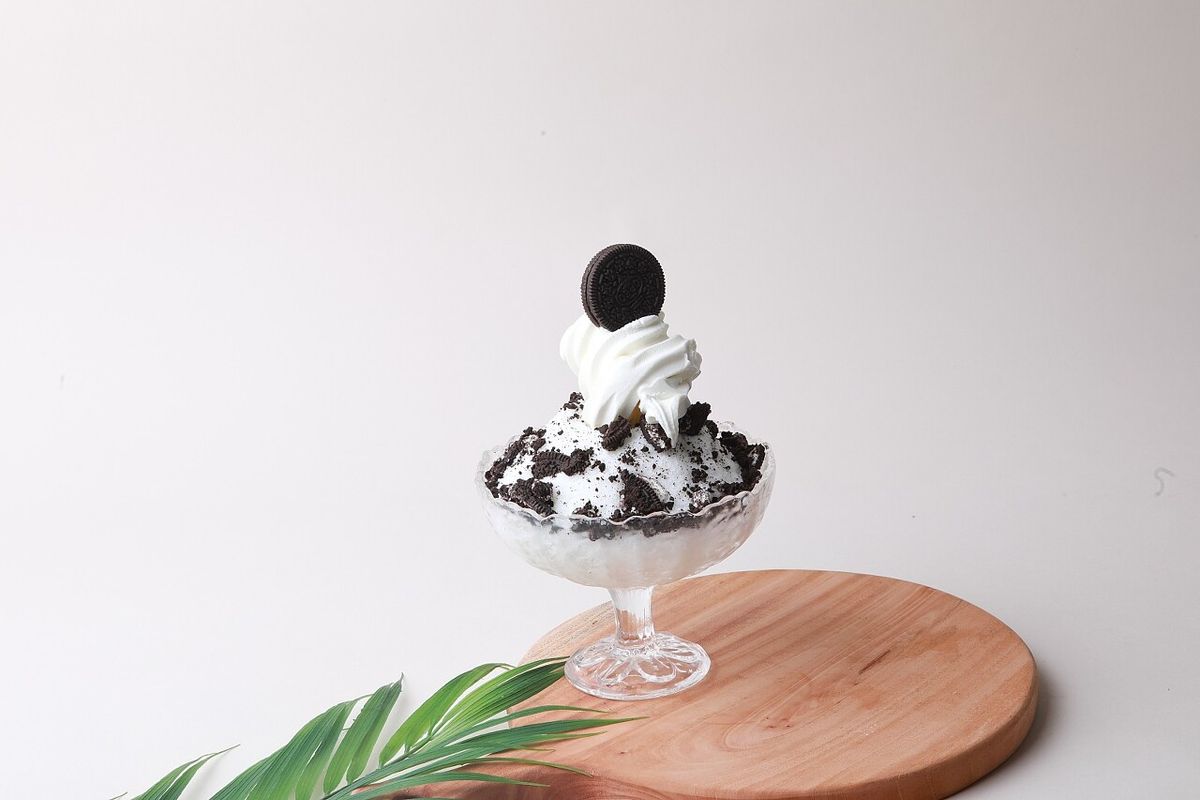 오레오 빙수, 흑백 대비, 위에 오레오 쿠키 하나