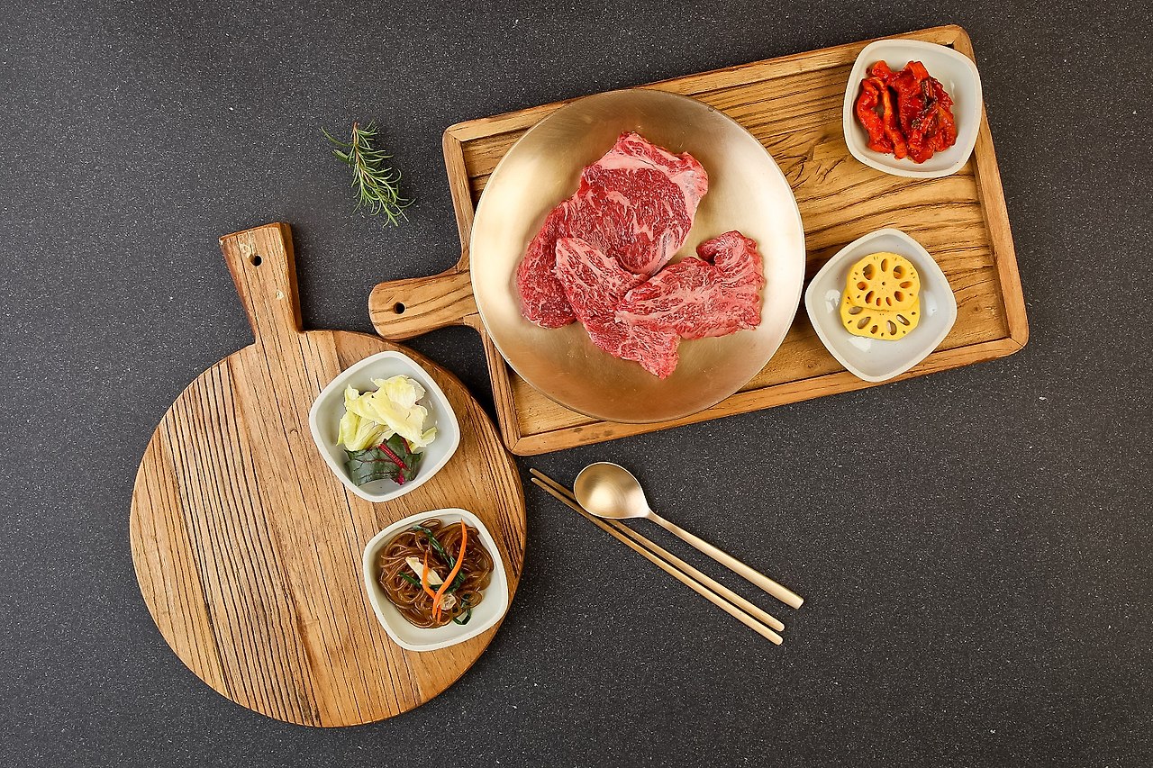 한우 + 반찬 + 도마 + 소품 구성
