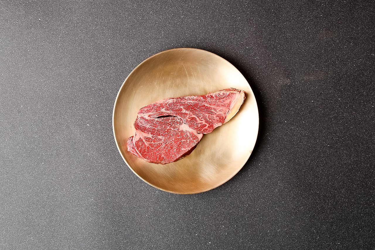 한우 사진, 접시 색 하나로 가격대가 달라 보인다