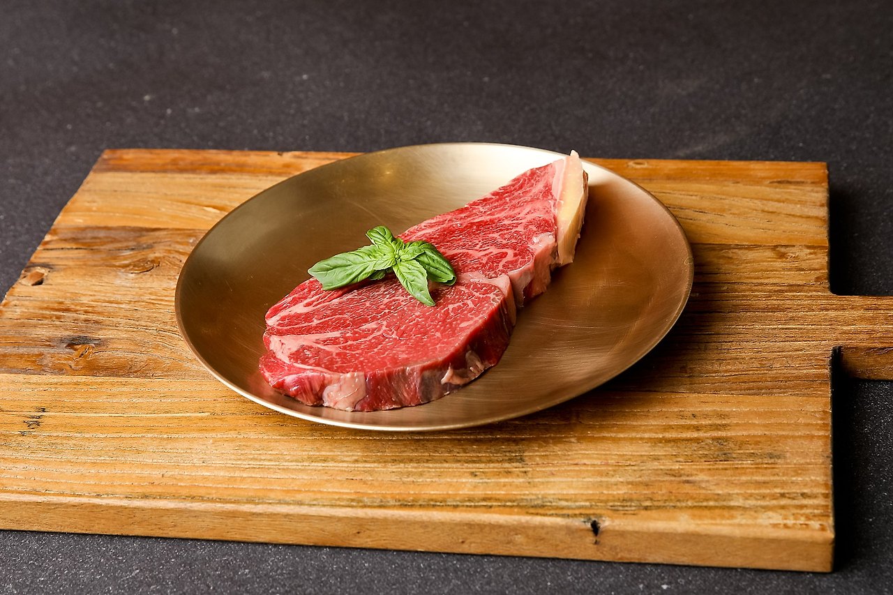 나무 도마 위 놋그릇, 허브 한 잎