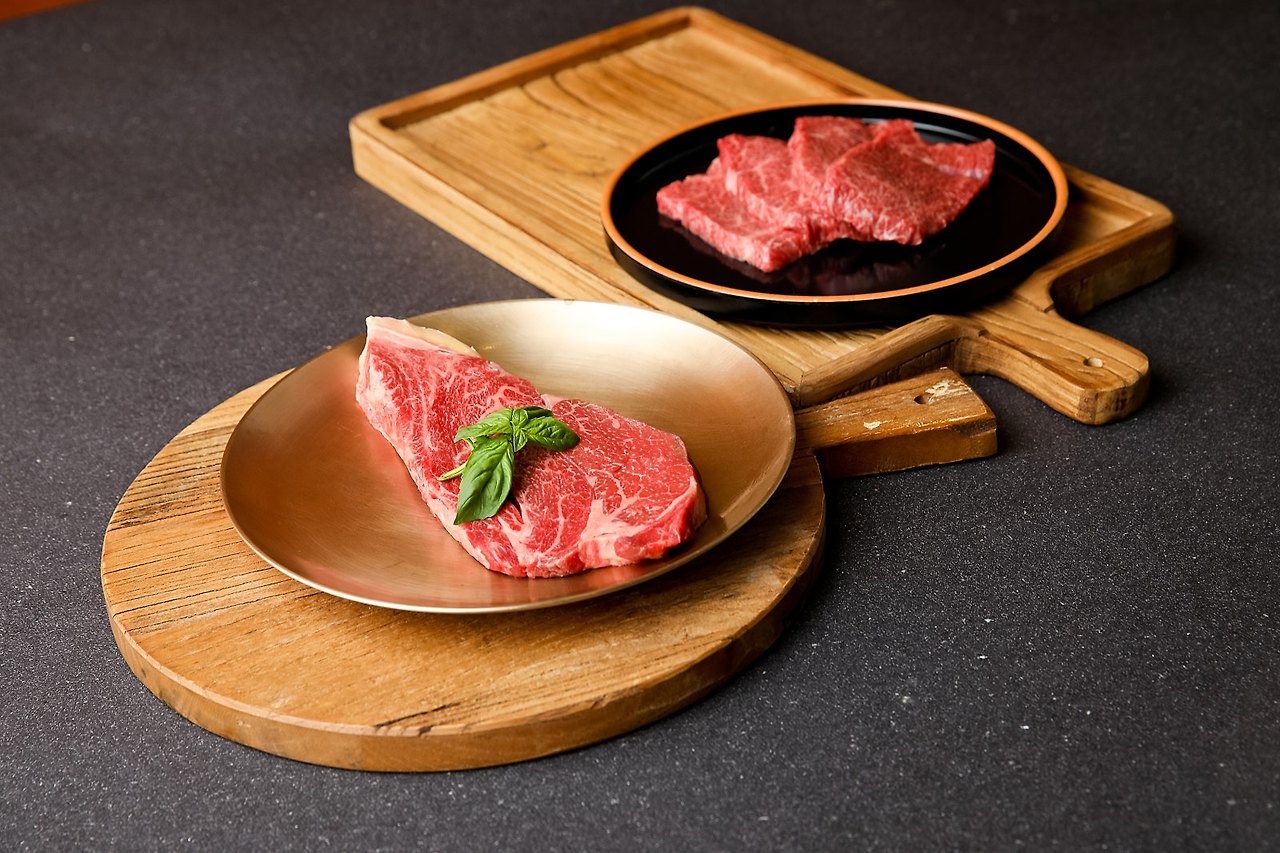 금색 접시와 검은 접시에 각각 다른 부위