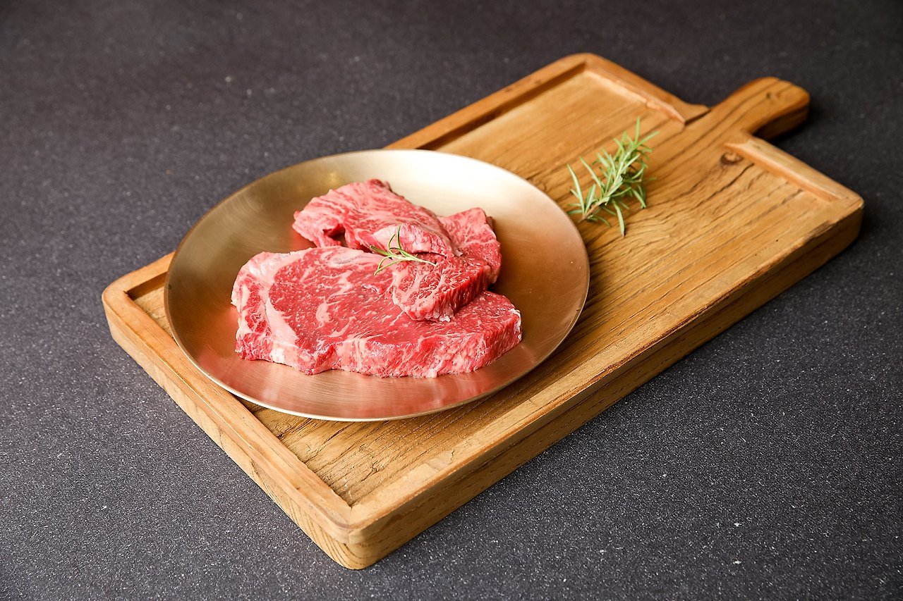 한우 덩어리, 나무 도마 위 놋그릇