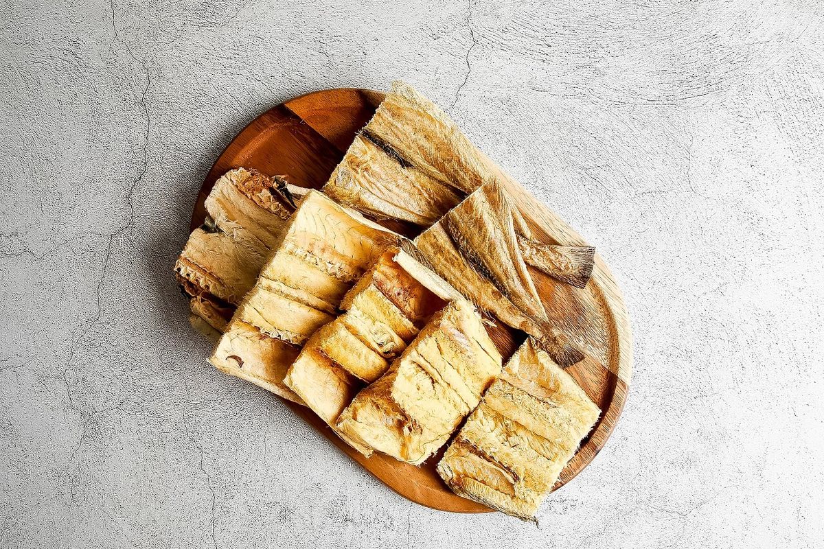 황태포 촬영 — 도마 위에 올리면 건조함이 질감이 된다