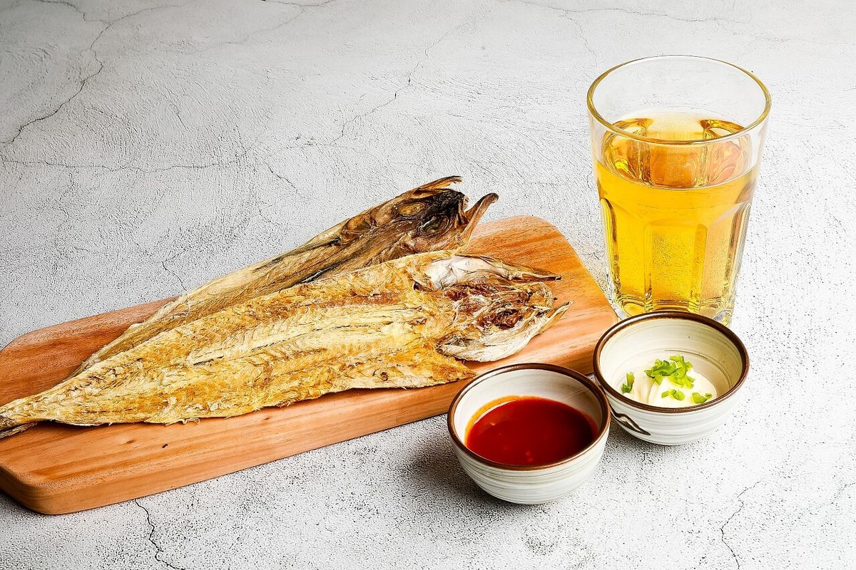 통황태 두 마리 세로 구도, 나무 도마 위에 나란히 세운 세로 촬영