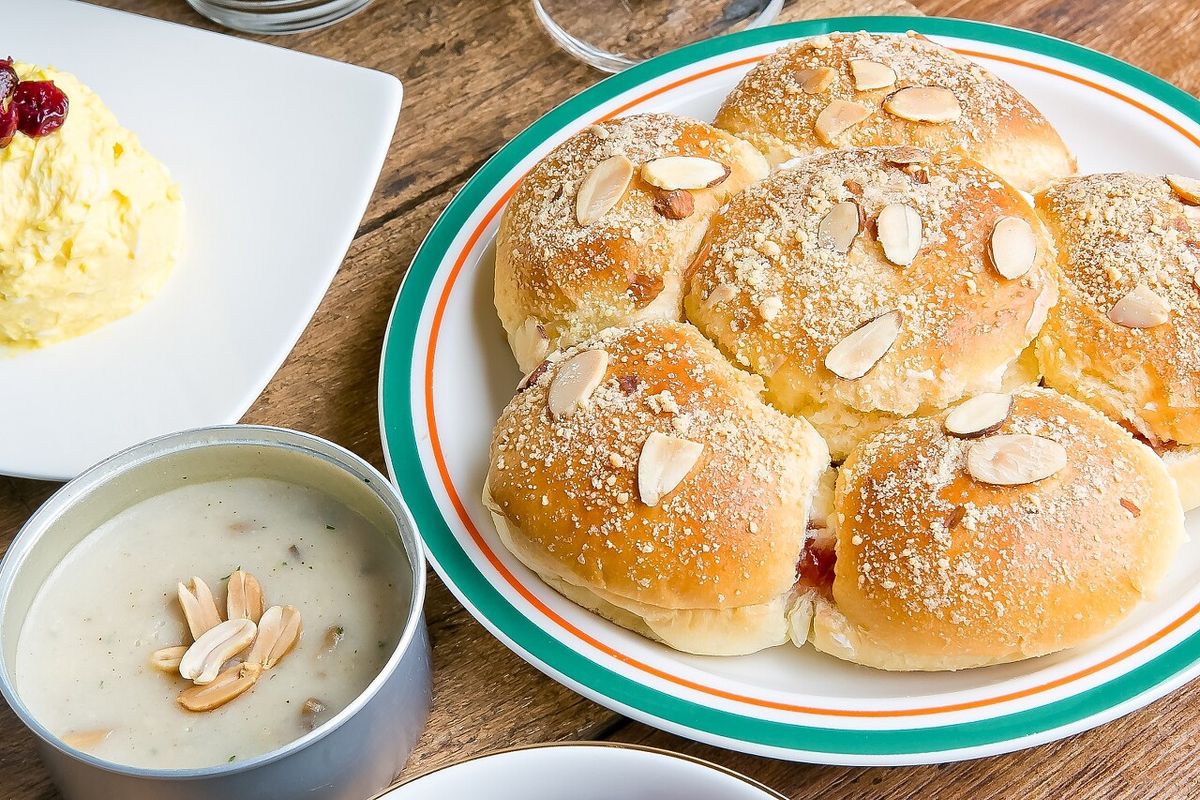 아몬드 슬라이스가 올라간 빵, 수프와 함께