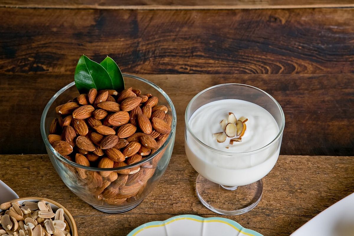 유리볼 아몬드 옆에 아몬드 슬라이스가 올라간 요거트