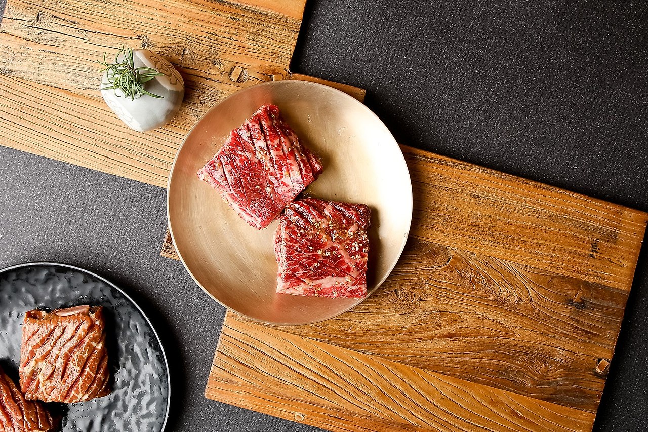 돼지갈비 촬영 — 양념갈비는 왜 검은 접시가 맞는가