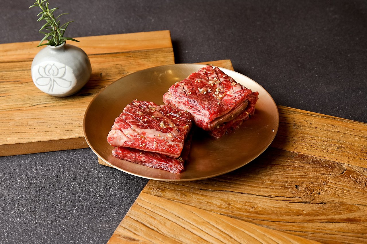 돼지갈비, 놋그릇, 나무 도마 위, 도자기 화병