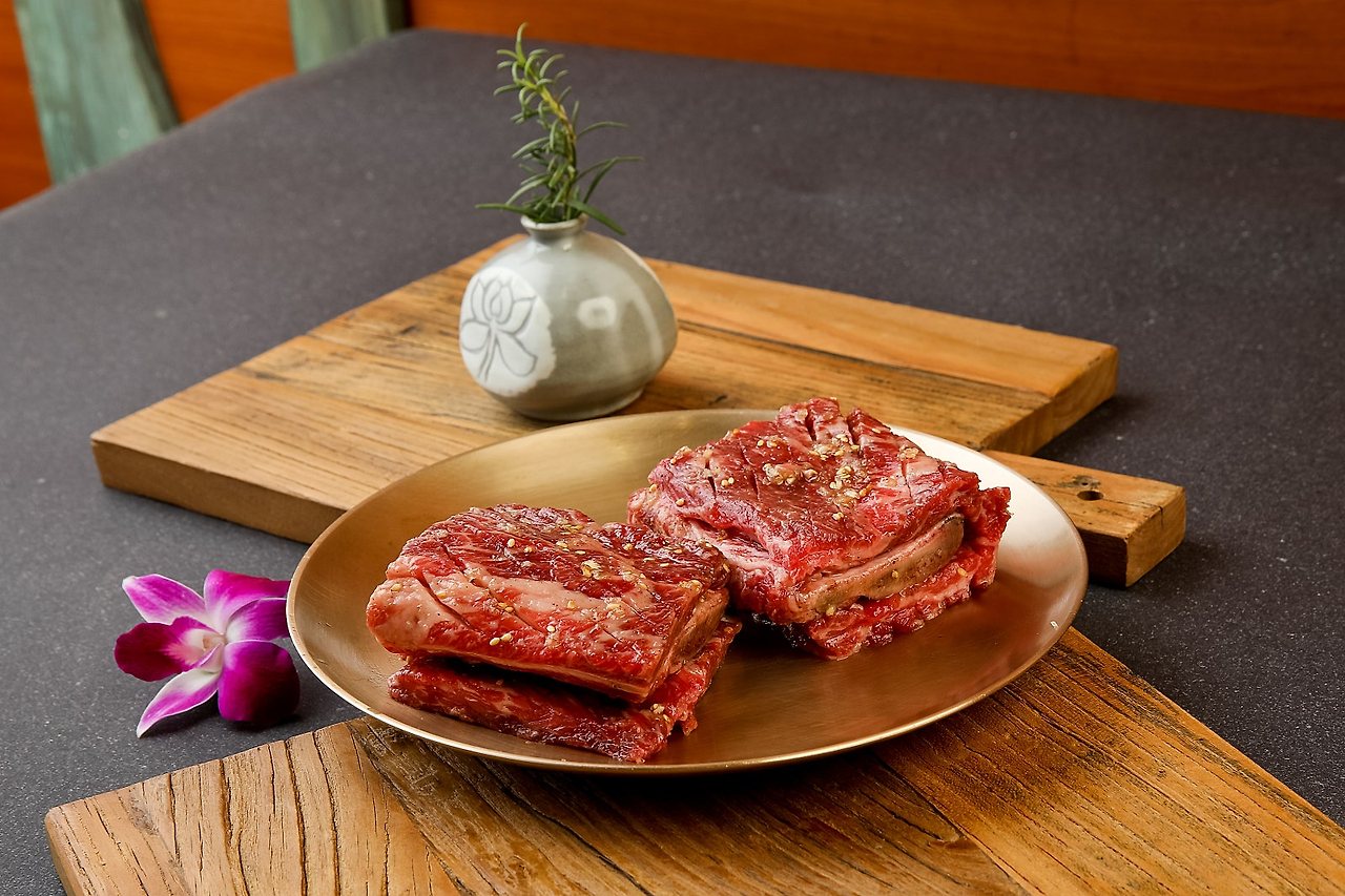 돼지갈비 사선 앵글, 놋그릇 위, 난초꽃과 도자기 화병