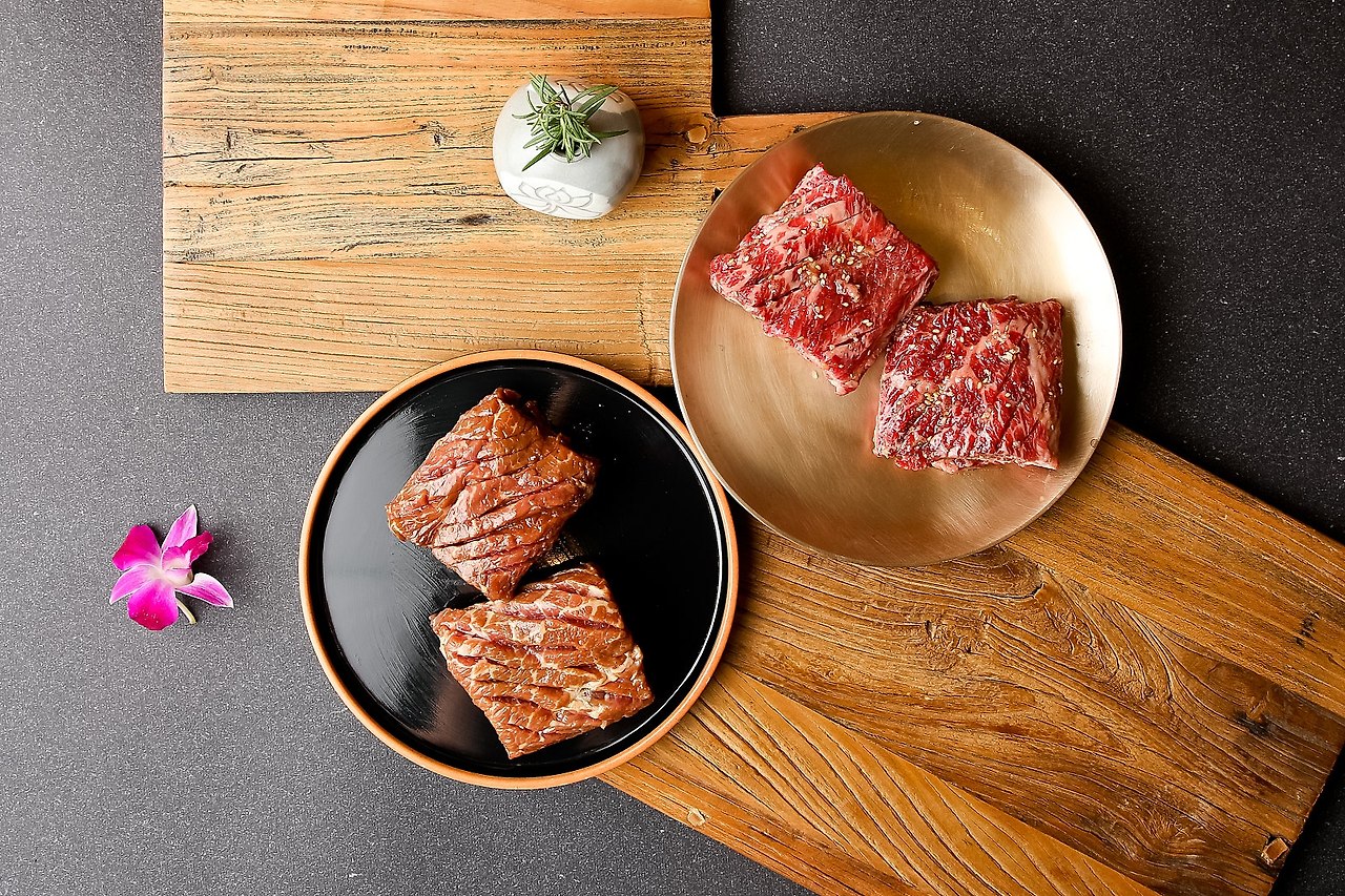 생갈비와 양념갈비, 금색과 검은 접시 비교 나란히