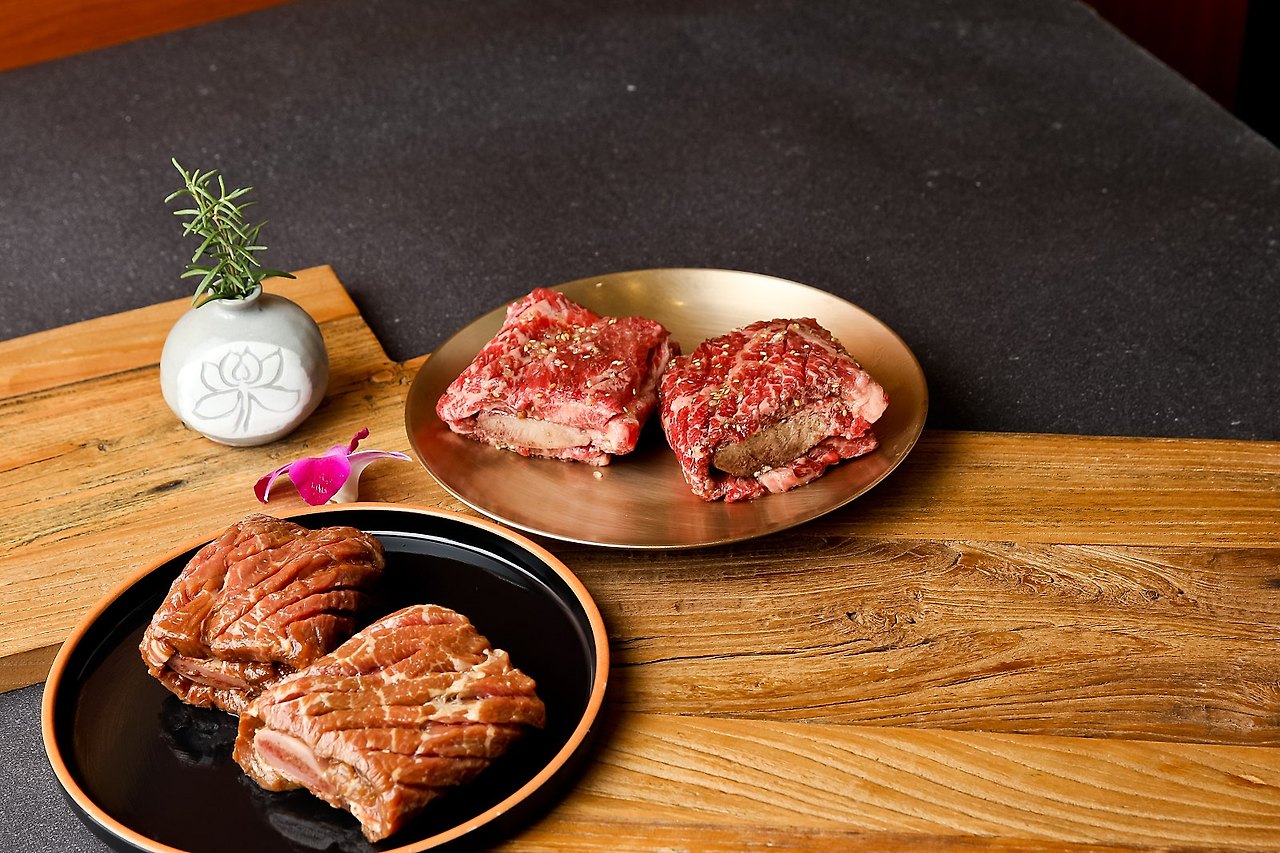 생갈비와 양념갈비 풀세팅, 도자기 화병과 난초