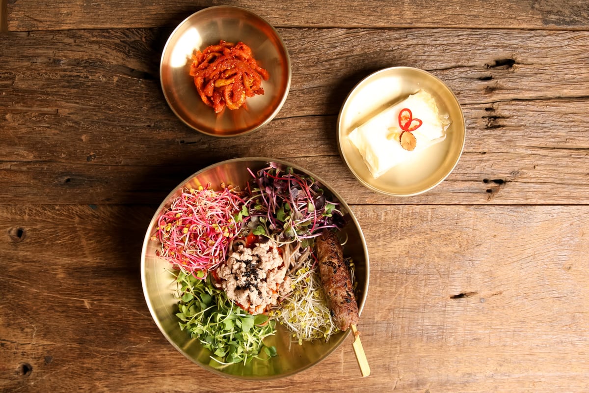 인공광 세팅으로 촬영한 음식 — 균일한 밝기와 일관된 색온도